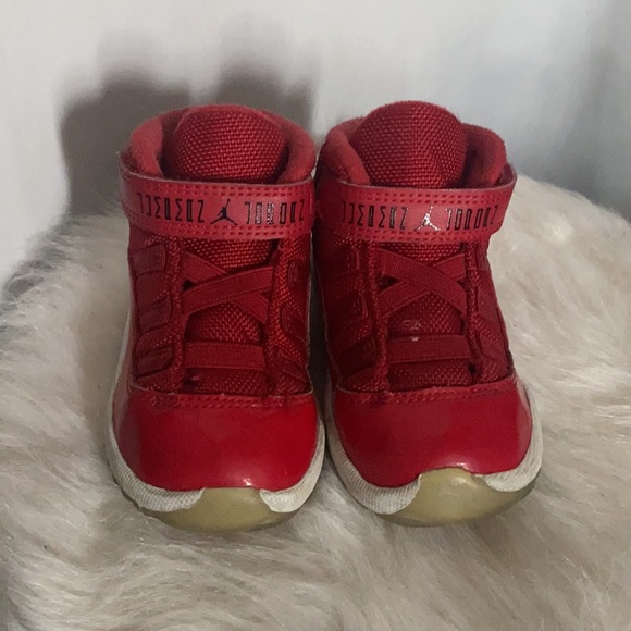 Air Jordan 11 Retro - Picture 2 of 8